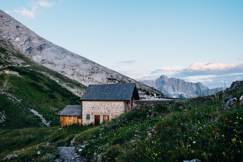 DER BERG RUFT VIIUnd dann, ganz unverhofft, bin ich plötzlich da. Das Watzmannhaus thront vor mir un