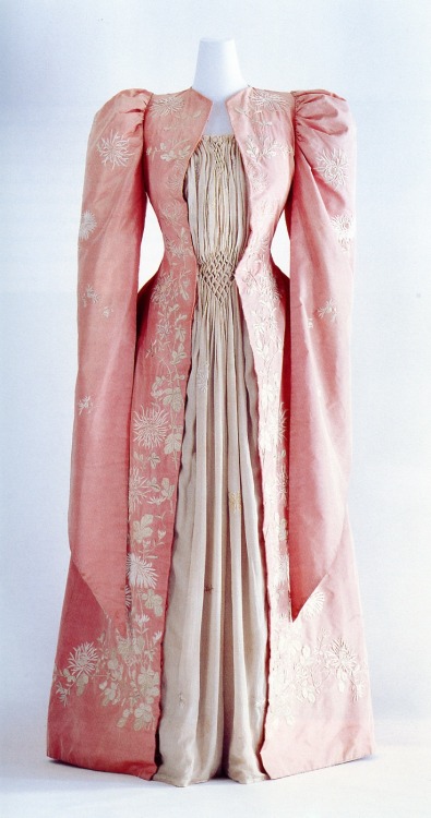 japonismefashion:  Tea GownJapanese, Western MarketPossibly Liberty &amp; Co.1895This tea gown w
