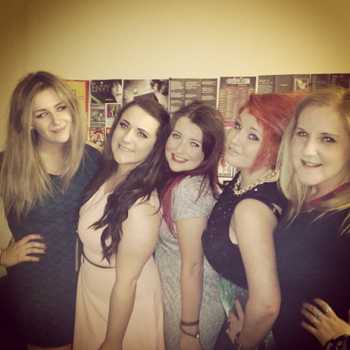 ttthea:  Love my girls 