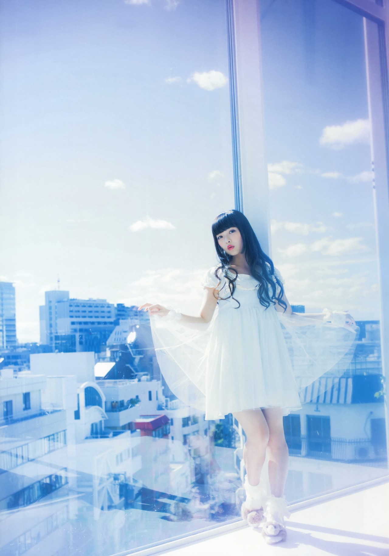 上坂すみれさんは歌手活動も毎回コンセプチュアルなステージングを展開されています 上坂すみれさんは歌手活動も毎回コンセプチュアルなステージングを展開されています