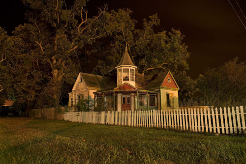 yearof76: lavenderwaterwitch: mymodernmet: Louisiana-based photographer Frank Relle captures the nig