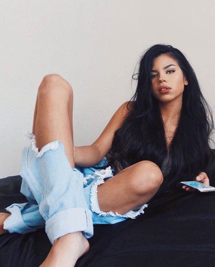 bombshellssonly:  @valentinath5