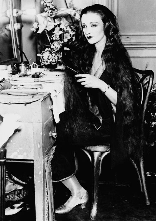 hollywoodlady: Photo shows Natacha Rambova combing her long black tresses during an interview, 1927.