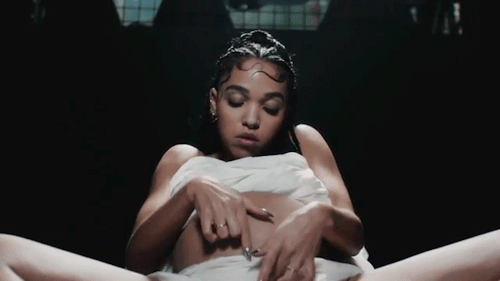 everybodylovesfkatwigs:  FKA twigs - Glass &amp; Patron