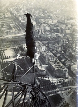 Un équilibriste sur la Tour Eiffel, Paris,