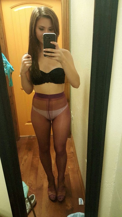 decamylaurie: tightsbabe: pink tights for today. This is so sexy