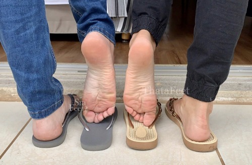 ilovefattoes:thesolesessions:Love me some jeans and flip flops. 