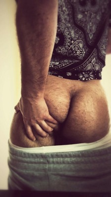 bigbroth4u:  This guy’s hairy ass really turns me on!  Think YOU can turn me on? Show me! Find @bigbroth4u on Twitter for even more sexy shenanigans. Like this blog? Please rate it at BestMaleBlogs!   