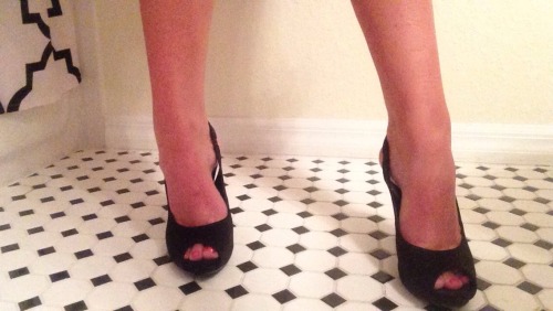 urfetishfantasy:  Theres nothing sexier than a bare foot ^.^ but omg those heels thothelaylae