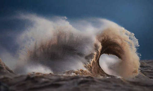 ohthentic:  bordjack:  colbert64: Liquid Mountains – Les vagues puissantes du Lac Erie photographiées par Dave Sandford   Avec sa série Liquid Mountains, le photographe canadien Dave Sandford (Instagram) a cherché à capturer toute la puissance et
