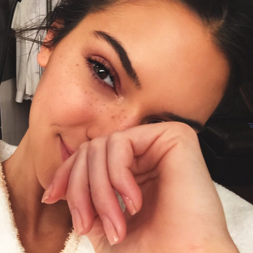 jenner-news:  Kendall: “👶🏽”