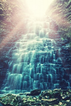 0ce4n-g0d:  sunbeams waterfall by Sean