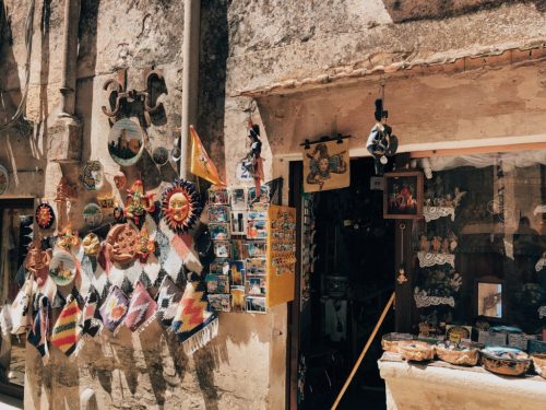 ERICElontani dal mondo, qui in alto ad Erice, mille anni fa tempio dell’amore, ora rifugio contro la