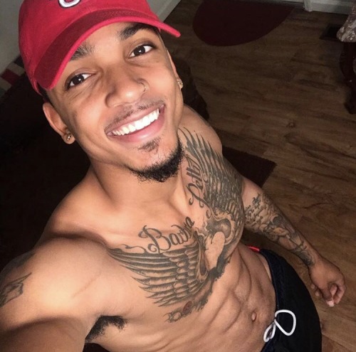 gotmelookintwice: cherrycherrycherrys: originalkind: sexnthecloset: IG: Teehardy12 Didn’t he g