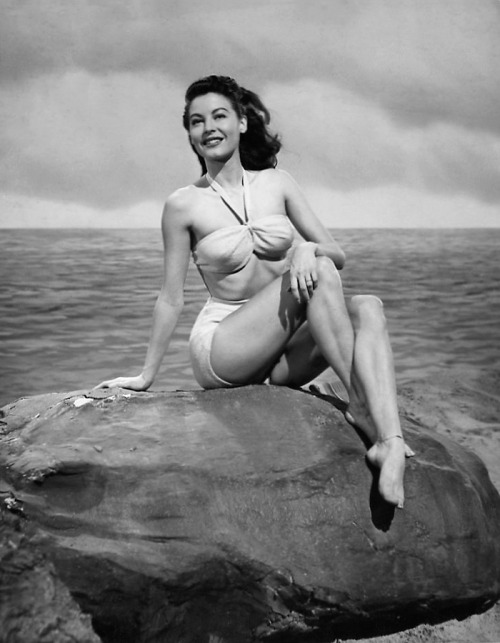 Sex 20th-century-man:  Ava Gardner, 1945.  pictures