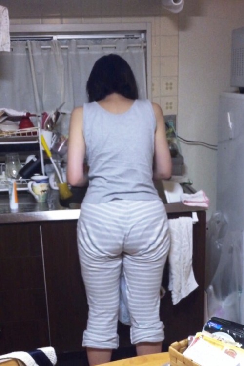 loveasiangirls069: wavehill0307: 就寝前はこんな感じ。パジャマをケツに喰い込ませてデカケツを惜しみ無くアピールしてきます でかッ！！このままハメ倒したい！ 外見は若作り