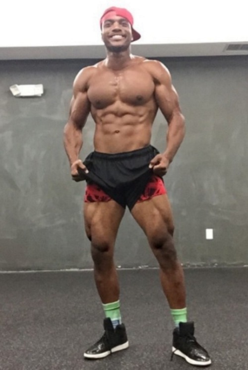 2opinionatedblackgirls:  charlibal:  Guys with Iphone seriesMidnight Treat….  I’m not doing this…. *logs off*