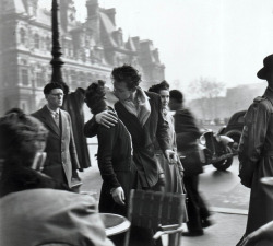 Darkmindbrightfuture:  Le Baiser De L’hotel De Ville - Robert Doisneau 