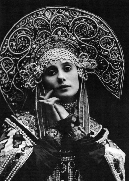 thestandrewknot:Anna Pavlova in russian traditional costume, 1911.
