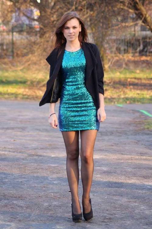 suki2links:goofy3865:Glittery Green DressI ❤️ her tight mini dress and high heels, she has beautiful