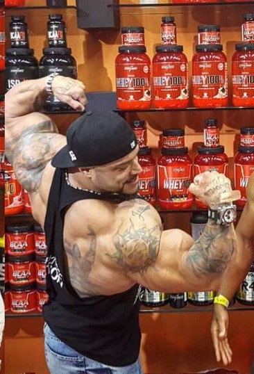 intomusclestuff:  “Fucking bitch doesn’t know how to worship my mammoth biceps,