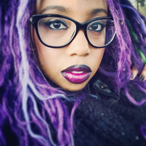 victoriankisses17:Going about the day, this lighting was perfect lol #blackgoth #purplehair #synthet