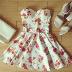 daretobefashionable:  Taylor’s Summer musthaves! // Arianna’s