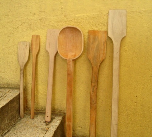 Gigantes utensilios de cocina de madera, Mercado Municipal de Santa Clara, Quito, Ecuador, 2008.