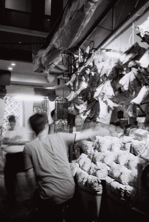 sueing:chinatown at night pre-chinese new year january 2017ilford pan 100olympus mju ii zo