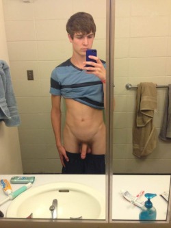 collegecock:  lovely normal dude.  sexy as fuck   Attention to details&hellip; See how he poses:)