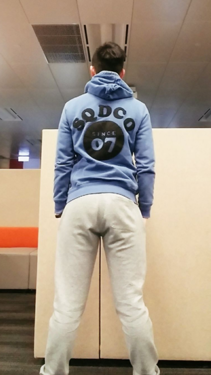 dls-dllm: hkstudenthorny: hehehahalalala:大Pat 宏利胸肌西裝男， 快撚d入黎同我傾傾份 ‘保單’  好正 想俾佢屌 Haha 傾完保