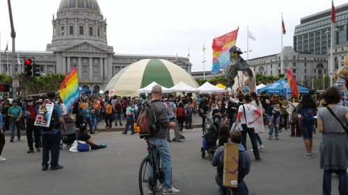 OTHER thing I saw today: my hometown/favourite city turning out this Earth Day to show for Science.♻