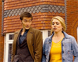 oodwhovian:The synchronized bodies of the Doctor and Rose. This whole episode is so blatantly physic