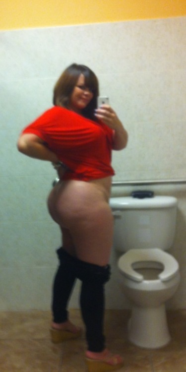 likefat1:  Went to the bathroom and took these #selfie pics www.likefat.com #booty