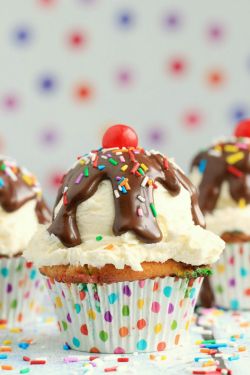 fullcravings:  Ice Cream Sundae Cupcakes