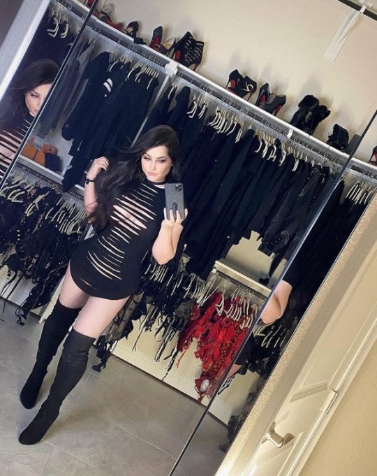 Niece sent a selfie to Mr. Crude with the message, “I’m thinking I need some more black things in my wardrobe. Want to go shopping with me and let me model for you?”