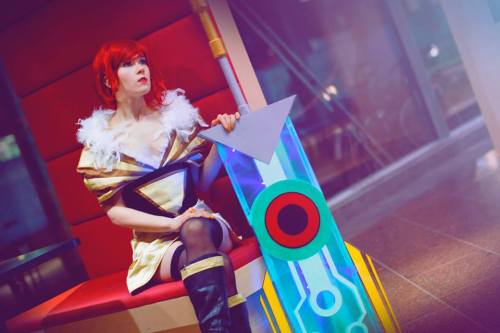 Character: RedGame: TransistorCosplayer: Jatek Cosplay (everything is self-made, also the sword.)Pho