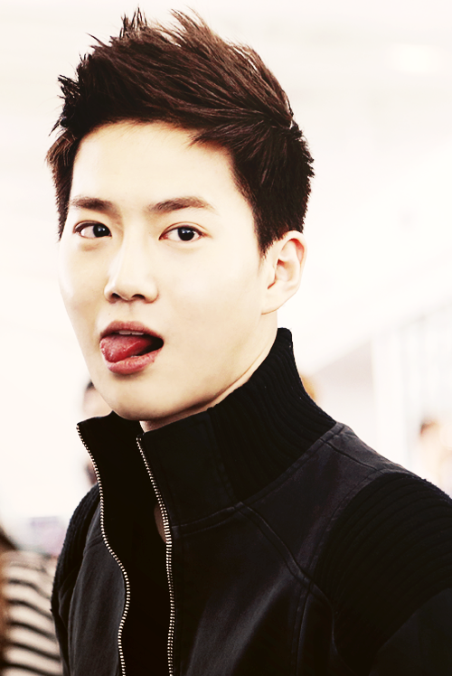 exo-porntastic:Moments when Suho’s face is like a chair that you wanna sit on it