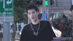 kyotao-deactivated20130810:  kris getting elbowed in the nose by an oblivious chanyeol, but still being all suave about it 
