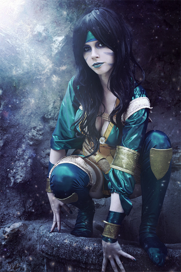 comicbookcosplay:  ◘ Florencia Sofen as Cheshire ◘  Red Hood and The Outlaws