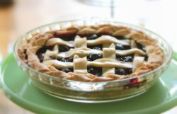 foodffs:  Cherry Berry Pie Really nice recipes.