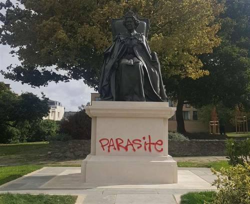 radicalgraff:“Parasite” painted on a statue of Queen Elizabeth in Kent, England