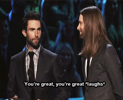 sakuomi:Adam Levine got distracted by Taylor Swift