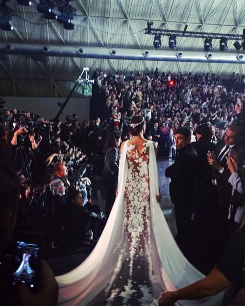 Thank you to @pronovias and the whole team for having me here.. 😘😘 #pronoviasfashionshow #pronovias2017 #pronovias by irinashayk