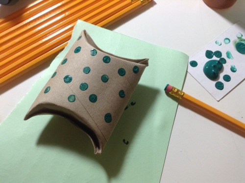 How to make a pillow box out of a loo roll for teeny Christmas presents! &hellip;may have looked bet