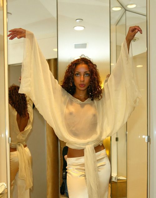 flyandfamousblackgirls:    Mýa getting ready for Fashion Week at Luca Luca’s Madison Avenue Boutique (2002).   