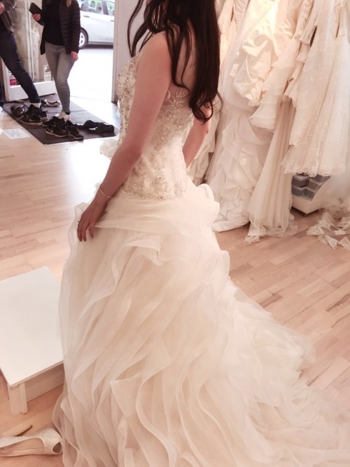 lias2014: fox2017: 即将为人骑的小母狗宁宁 婚纱漂亮