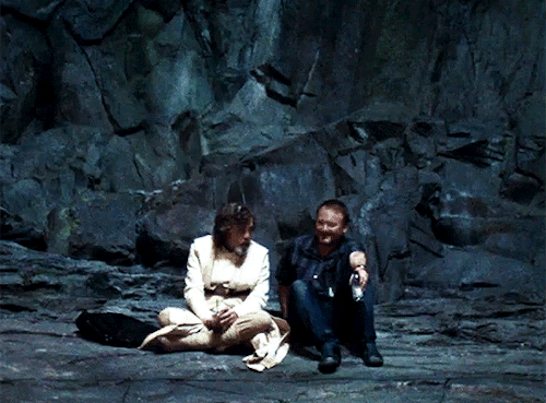 the-force-is-calling-to-you:Star Wars: The Last Jedi |  Behind The Scenes + Mark Hamill and Ria