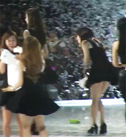 fanytastic09:“JeTi were given kcon t-shirts to throw in the crowd but immediately wiped their 