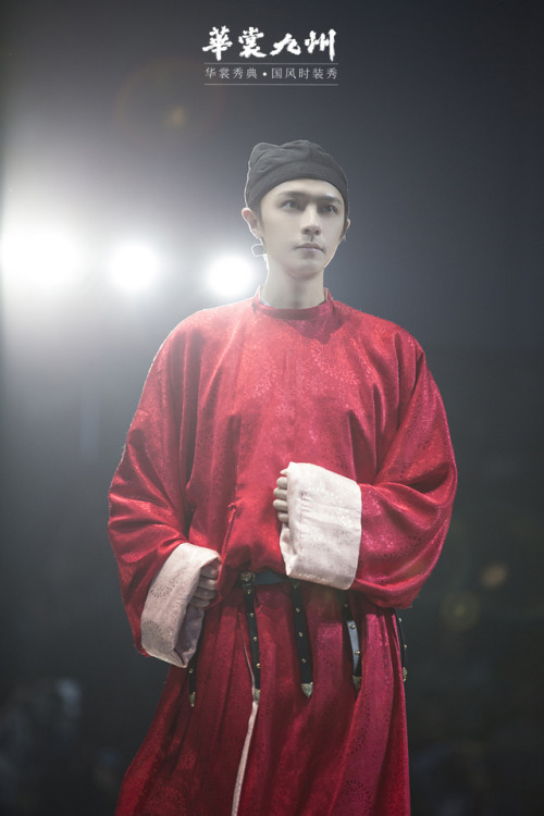 dressesofchina: HuashangJiuZhou Dec. 2018 fashion show. Full show here.